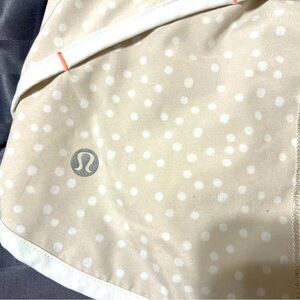 LULULEMON Cream Polka Dot Speed Up flawless shorts size 8
#lululemon #shorts #8